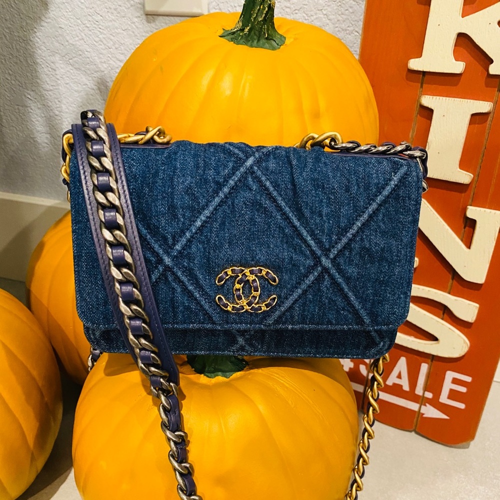 💓Sold💓Chanel 19 WOC - Picture 1 of 16